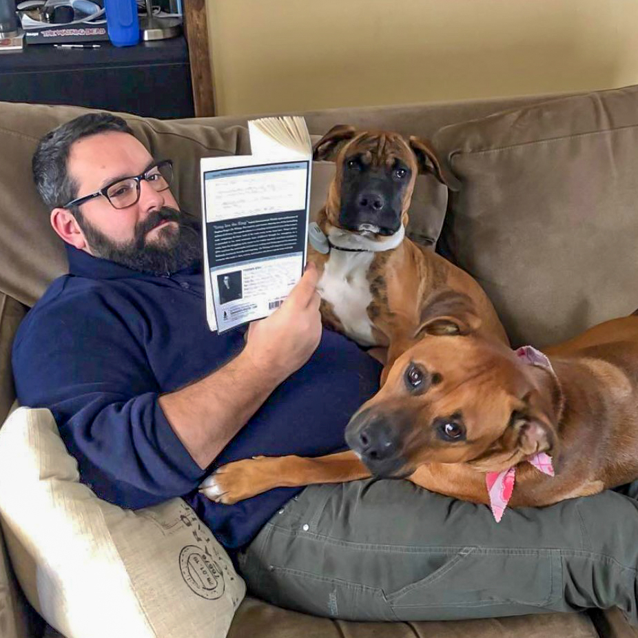 photo of John Schneider reading with the dogs