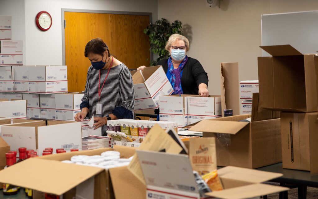 packing gift boxes for applicants