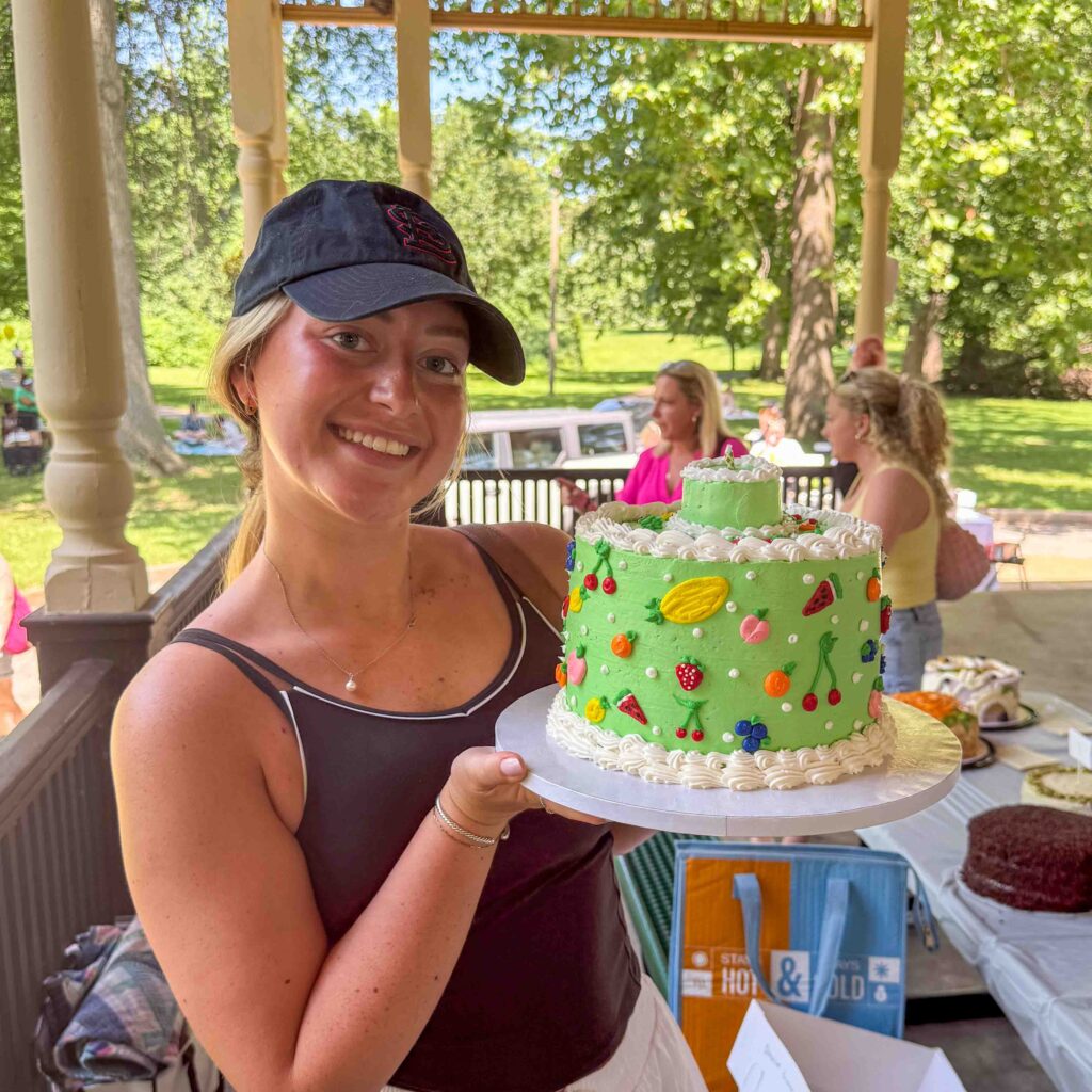 photo of Sydnie Smith with a cake she made