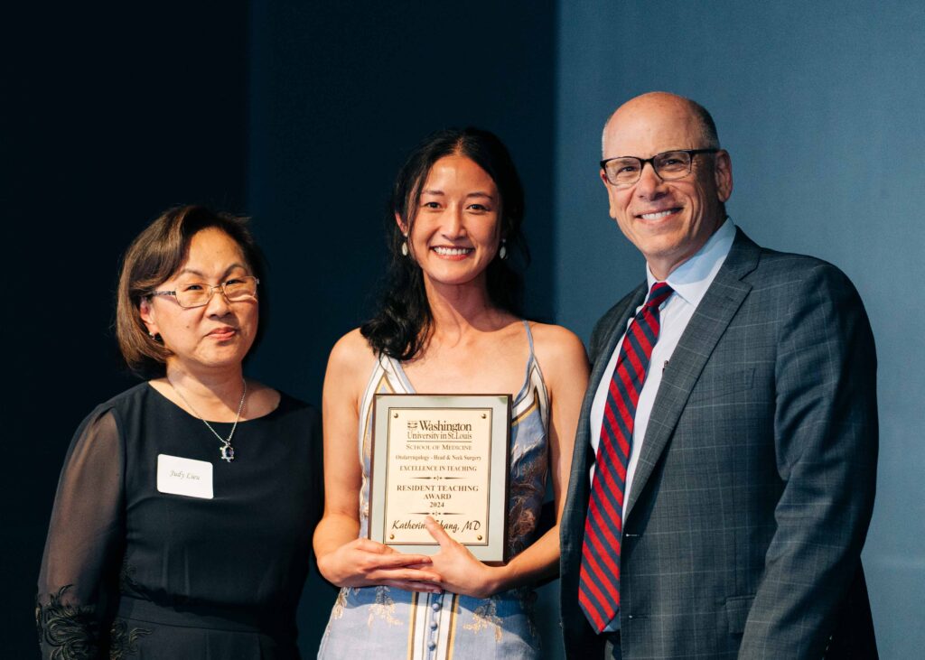 photo of Katherine Chang, MD receiving the resident teaching award